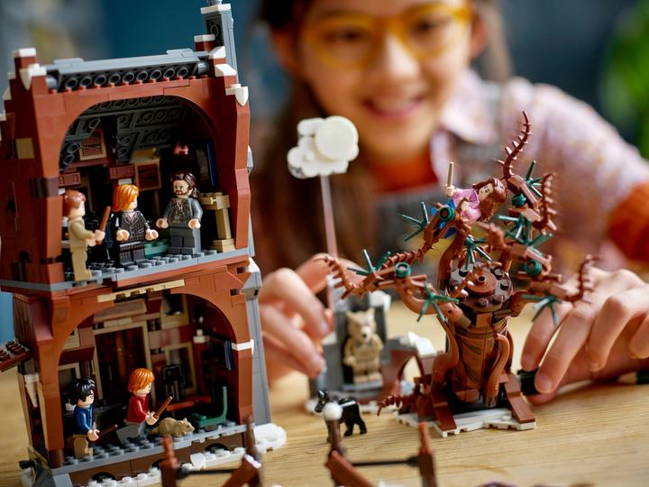 Actual product image LEGO Howling hut and whipping willow (76407, LEGO Harry Potter)