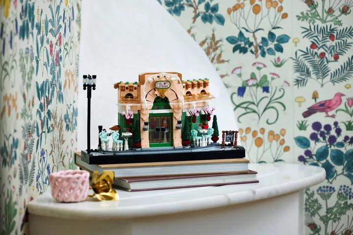 Actual product image LEGO French Café (10362, LEGO Icons)