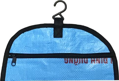 Produktbild Bekos Upcycling - Waschtasche zum Aufhängen aus recyceltem Reissack Blume