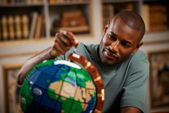 Actual product image LEGO Globe (21332, LEGO Ideas, LEGO Rare Sets)