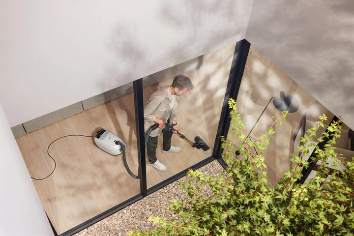 Actual product image Miele Guard M1 Performance Bodenstaubsauger mit Beutel Brillantweiss 12560260