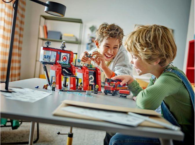 Produktbild LEGO Feuerwehrstation mit Drehleiterfahrzeug (60414, LEGO City)