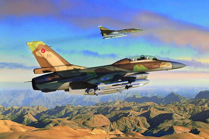 Actual product image Hobby Boss General Dynamics F-16B Fighting Falcon