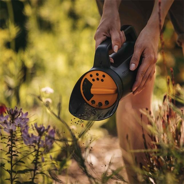 Actual product image Fiskars 1057076 Manual spreader