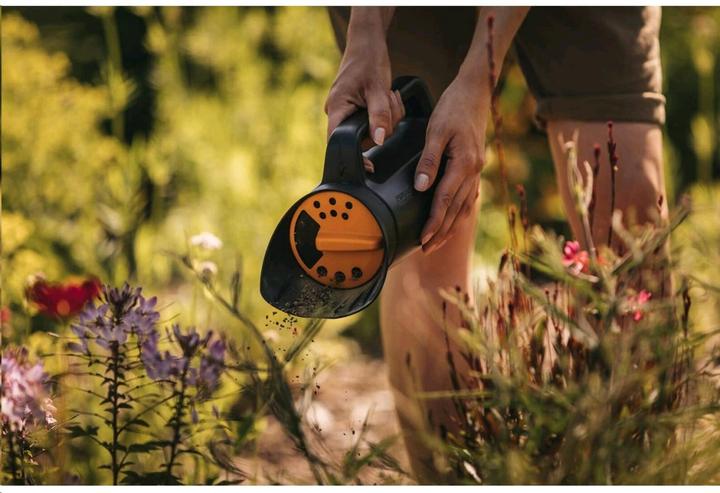 Actual product image Fiskars 1057076 Manual spreader