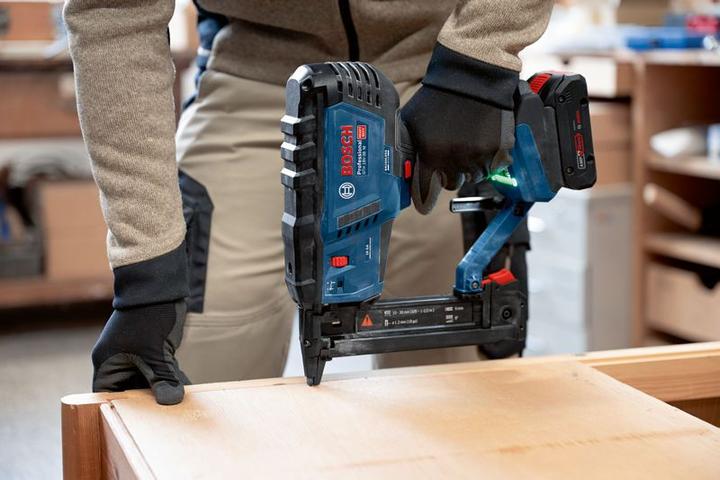 Produktbild Bosch Professional Akku-Holzklammerer GTH 18V-38 M