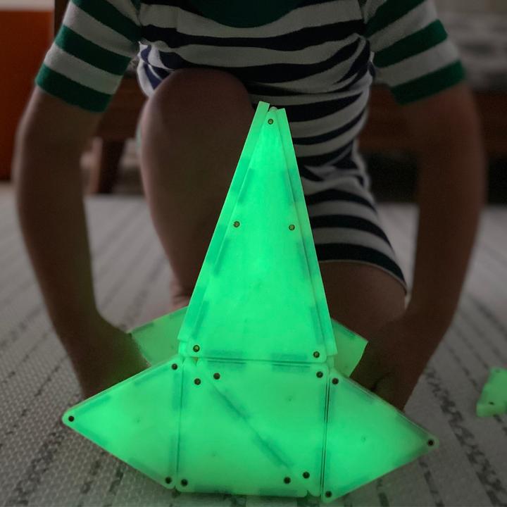 Actual product image Magna-Tiles Glow in the Dark Set (16 pieces)