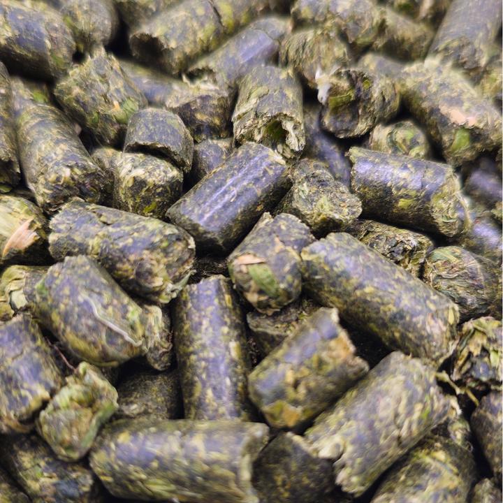 Actual product image Swiss Living Soil Organic alfalfa pellets 1.5kg (1.66 kg)