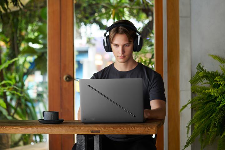 Image du produit ASUS ROG Zephyrus G16 RTX 4060 (16", AMD Ryzen AI 9 HX 370, 16 Go, 1000 Go, DE)