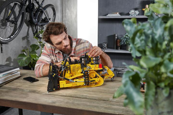 Actual product image LEGO Cat D11 Bulldozer (42131, LEGO Technic)