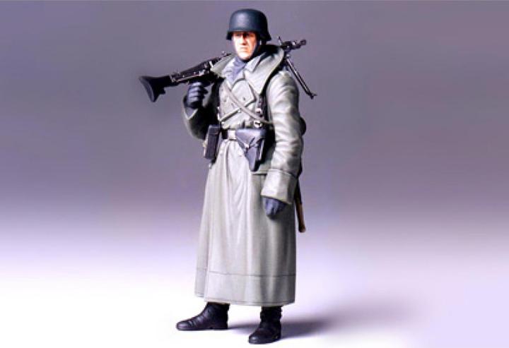 Produktbild Tamiya 1:16 WWII Figur Dt.Soldat m.Mantel u.MG