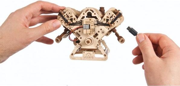 Actual product image Ugears MOTEUR V8 776PCS (FR-DE-EN-POL-ES-UKR)