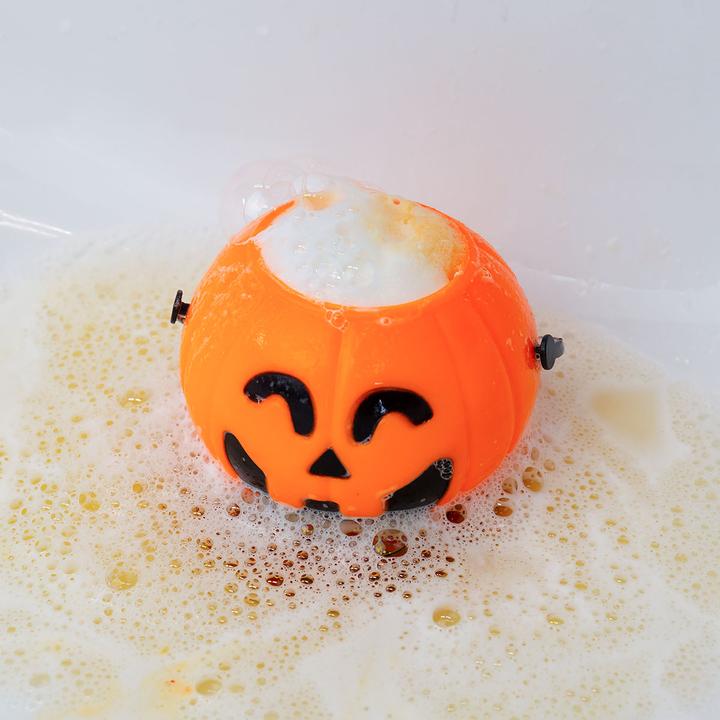 Produktbild Accentra Badefizzer HAPPY HALLOWEEN in Plastikschale in Kürbisform, 120g, Duft: Orange, Farbe: schwarz/orange (Badekugeln)
