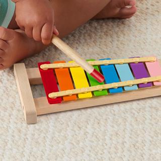 Produktbild Fisher-Price Buntes Xylophon mit Hammerspiel aus Holz (Multilingual)
