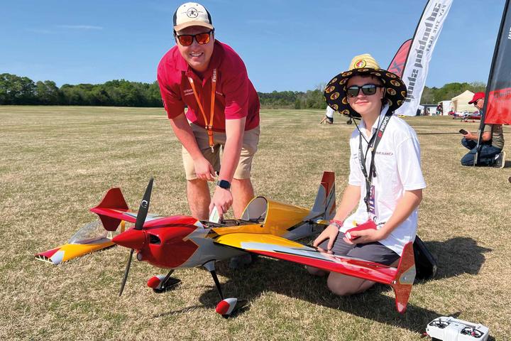 Produktbild Extremeflight-RC SLICK 580 70" V2 ARF Gelb/Rot/Grau