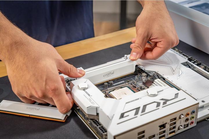 Image du produit Crucial Pro DDR5-6000 Kit 32GB 2x16GB UDIMM white Overclocking (2 x 16GB, 6000 MHz, RAM DDR5, U-DIMM)