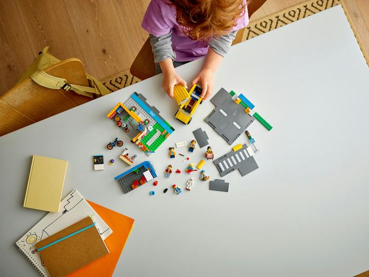 Actual product image LEGO School with school bus (60329, LEGO City)