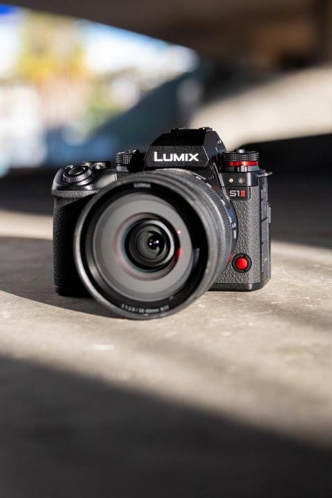 Produktbild Panasonic Lumix S1M2ME + 24-150mm (24 Mpx, Vollformat)