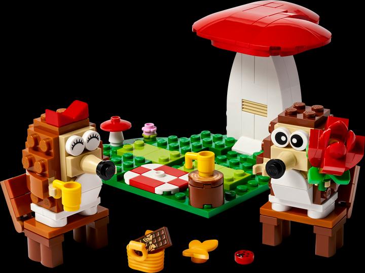 Actual product image LEGO Hedgehogs and their picnic date (40711, LEGO Seasonal Sets)
