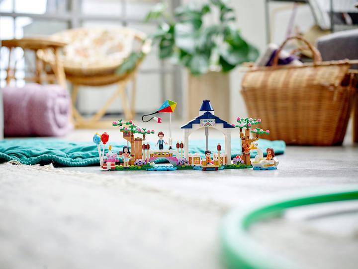 Actual product image LEGO Friends - Heartlake City Park (41447, LEGO Friends)