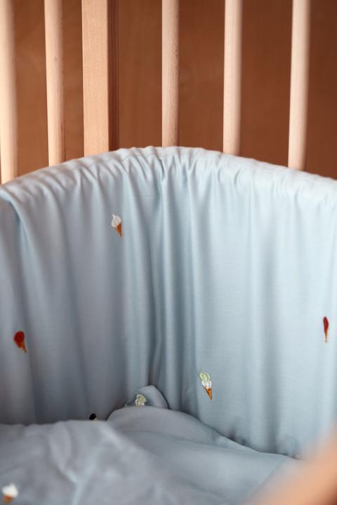 Productafbeelding Filibabba Bed Bumper - Geborduurd Cool Summer Design - Parelblauw (340 cm, 4 cm)