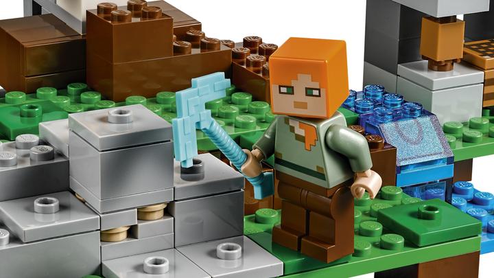 Actual product image LEGO Minecraft The Iron Golem (21123, LEGO Minecraft)