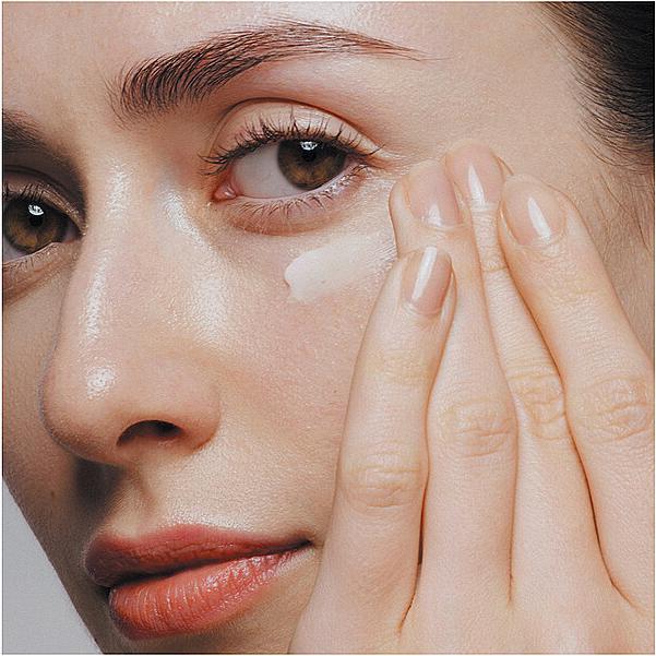 Image du produit Shiseido Future Solution LX Eye and Lip Contour Regenerating Cream 17ml (Crème, 17 ml)