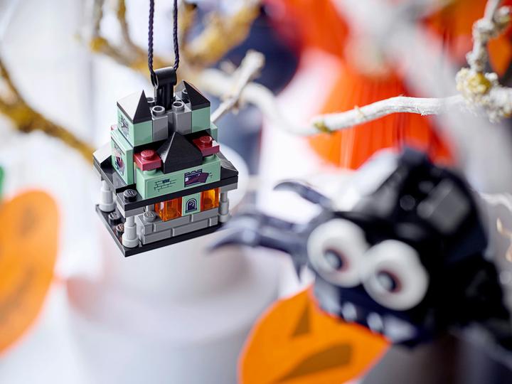 Actual product image LEGO Spider and Haunted House Halloween (40493)