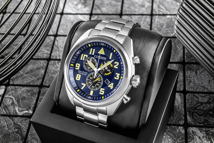 Produktbild Citizen AT2480-81L Eco-Drive Super-Titanium Chronograph 43mm (Chronograph, 43 mm)