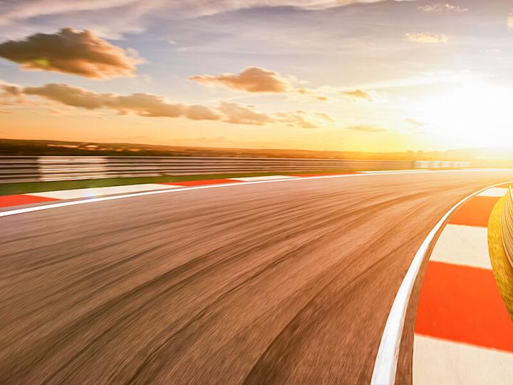 Immagine prodotto Smartbox Primo giro in moto o in auto sportiva sulla pista di Magny-Cours (1 pers.)