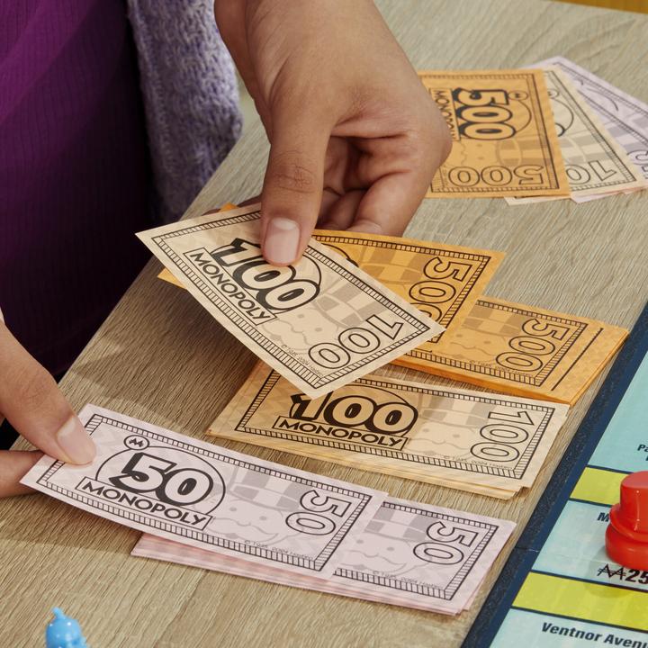 Actual product image Hasbro Monopoly Knockout Family Party Game, Quick-Playing Board Games for Ages 8+, 2-8 Players, 20 Mins. (Swedish)