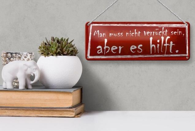 Produktbild Femer Blechschild 27x10cm Man muss nicht verrückt sein, aber es hilft (27 x 10 cm)