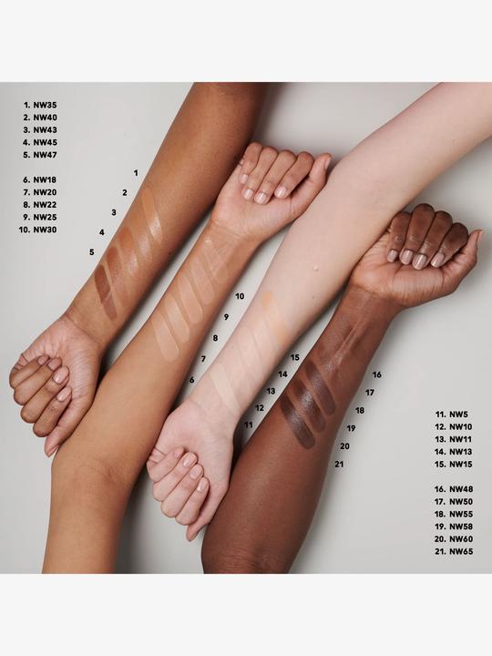 Actual product image MAC Cosmetics M.A.C. Studio Rad Serum Pow Fond de Teint NW22 (No. NW22)