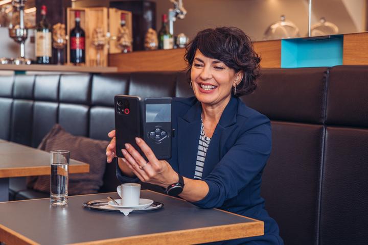 Produktbild Emporia SMART.6, Senioren-Smartphone (128 GB, Schwarz, 6.58", Single SIM, 50 Mpx, 5G)