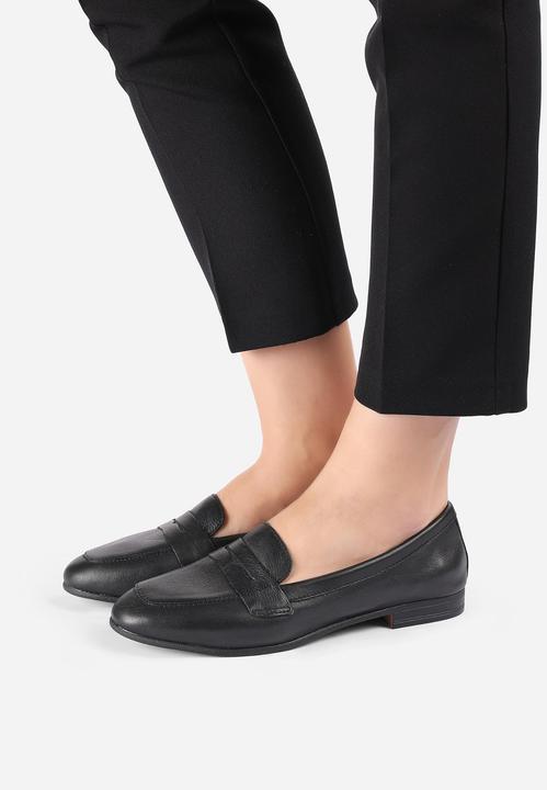 Inuovo Dieser klassische Slipper von überzeugt durch seine schlichte Eleganz in Penny-Loafer Optik.