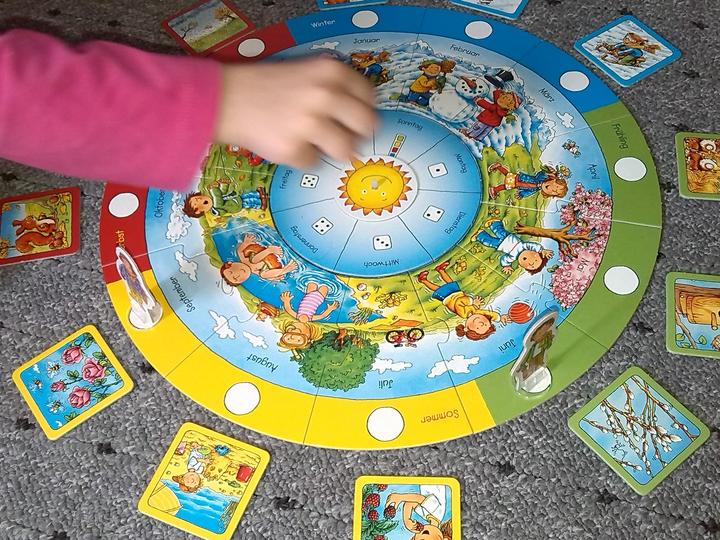Actual product image Ravensburger Around the calendar (German)