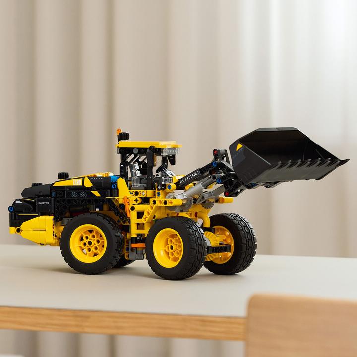 Actual product image LEGO 42209 Volvo L120 Electric Radlader (42209, LEGO Technic)