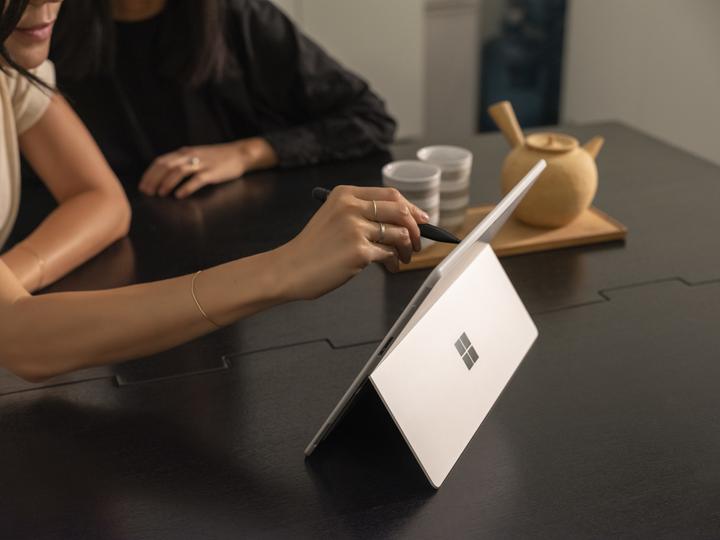 Produktbild Microsoft Surface Pro X (13", Microsoft SQ1, 8 GB, 128 GB)