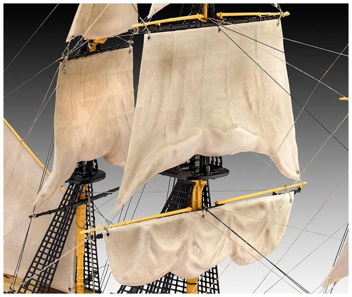 Actual product image Revell Battle of Trafalgar Gift Set