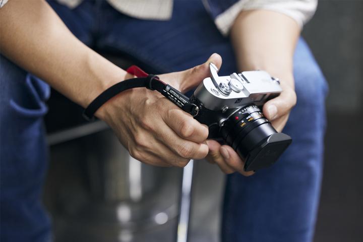 Image du produit Artisan & Artist ACAM-313A Braided Silk Cord Camera Hand Strap