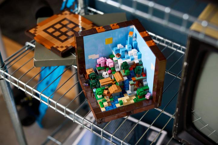 Actual product image LEGO The Crafting Table (21265, LEGO Minecraft)