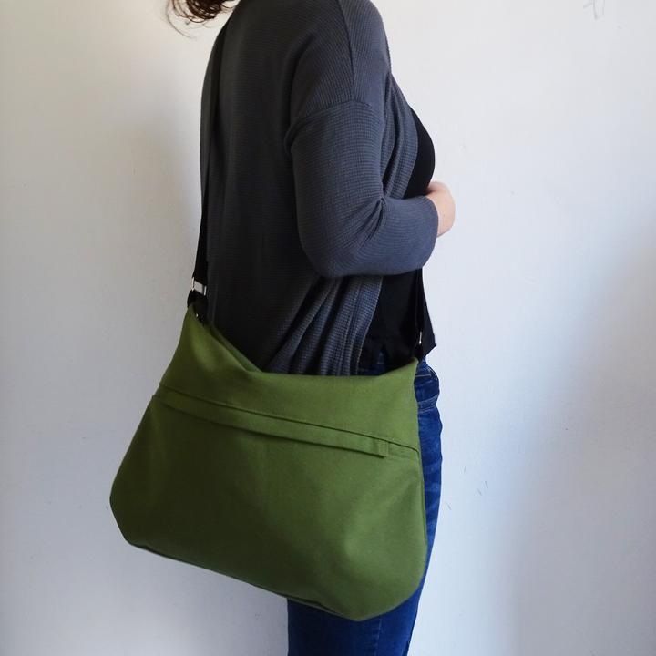 Produktbild Only-Bags.Store Medium Canvas Crossbody Bag mit Reissverschluss und Aussentasche.