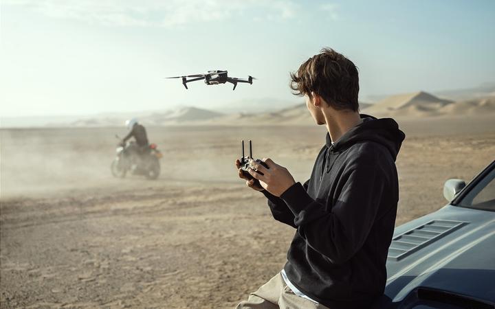 Produktbild DJI Mavic 3 Fly More Combo (46 min, 895 g, 20 Mpx)