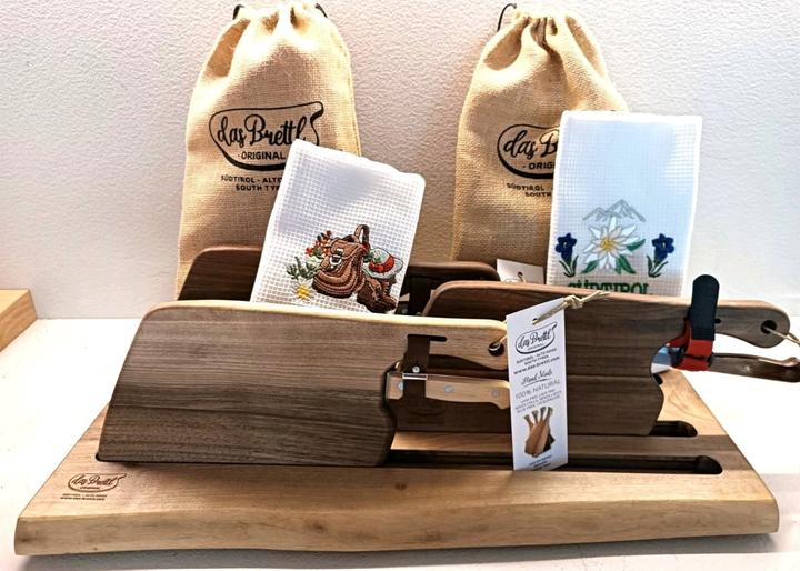 Produktbild Das Brettl Alpen Kit Schneidebrett Kit aus Nussholz mit Messer und Tischset