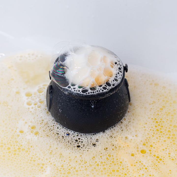 Actual product image Accentra HAPPY HALLOWEEN bath stain in plastic bowl in kettle shape, 110g, fragrance: orange, colour: (Bath bombs)