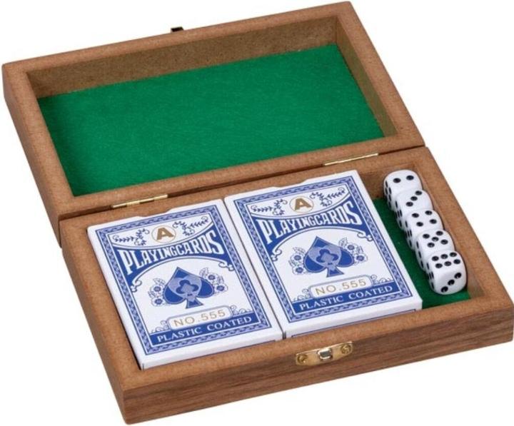 Produktbild Goki Spielkartenbox mit 5 Würfel und 2 Kartendecks á 54 Karten (Deutsch, Französisch, Italienisch, Englisch)