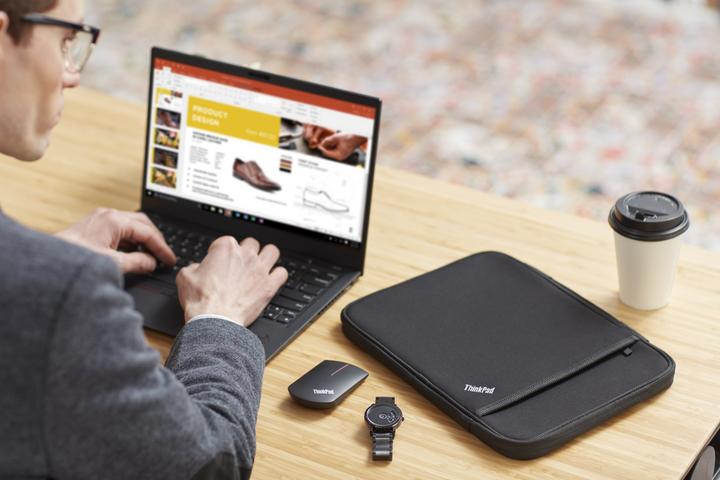 Actual product image Lenovo 4x40n18009 (14", Lenovo)