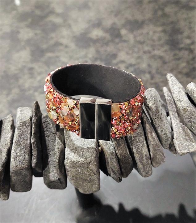 Actual product image Signé Signè Bracelet Leather with Stones & Synthetic Crystals Pink & Metal Cone Gold No.9 (18.50 cm, Metal, Glass, Brass, unleaded, Cadmium-free, synthetic crystals, Nickel-free)