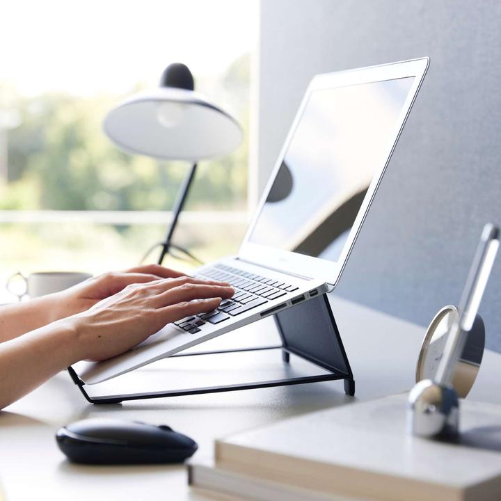 Produktbild Yamazaki Tablet-/Laptophalter mit Doppelfunktion TOWER