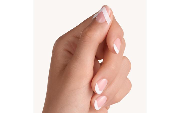 Image du produit essence Pochoir French Manicure 01 French Tips & Tricks (Séchoirs pour vernis à ongles, Blanc)